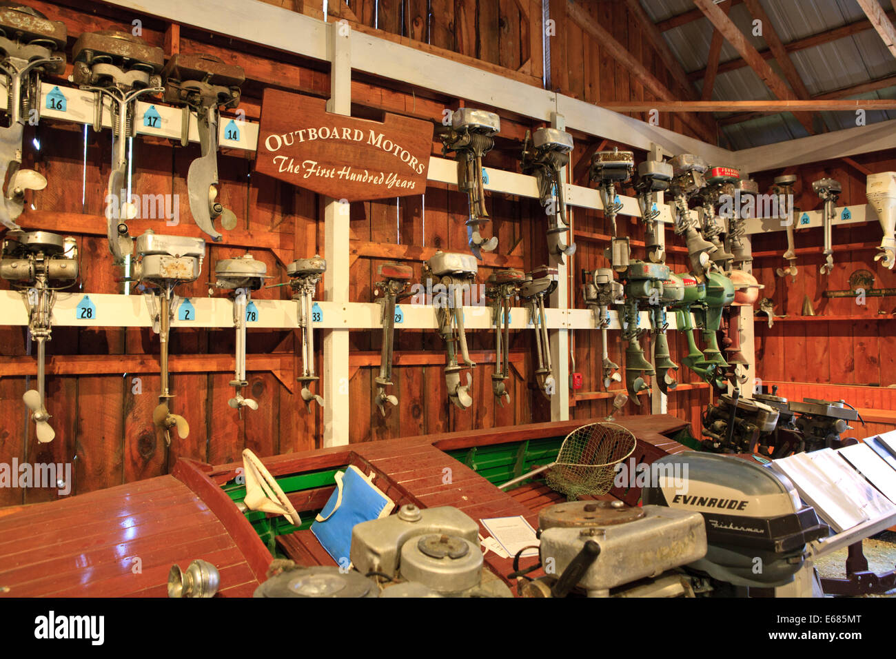 Varie fuoribordo motori in barca sul display al Lake Champlain Maritime Museum in Vergennes, Vermont Foto Stock