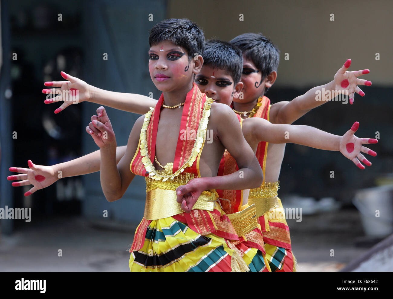 Tre ragazzi in un centro per bambini senzatetto eseguire una indiana tradizionale danza pantomima, Katni, India Foto Stock