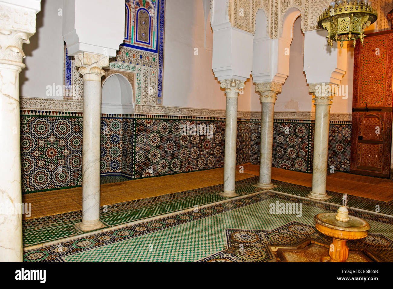 Masoleum di Moulay Ismail,porte,schermate intricati, sculture,soffitti,porte,Lavori in Gesso,colorata,mattonelle zellij,Meknes,Marocco Foto Stock