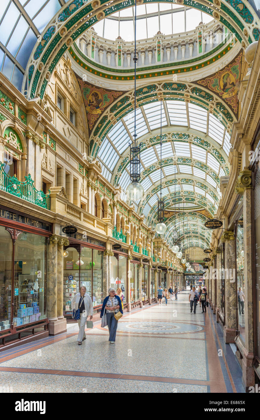 Leeds yorkshire centro città Leeds County Arcade shopping Victoria Quarter Briggate Leeds City Centre Leeds West Yorkshire Inghilterra Regno Unito Europa Foto Stock Leeds yorkshire centro città Leeds County Arcade shopping Victoria Quarter Briggate Leeds City Centre Leeds West Yorkshire Inghilterra Regno Unito Europa Foto Stock