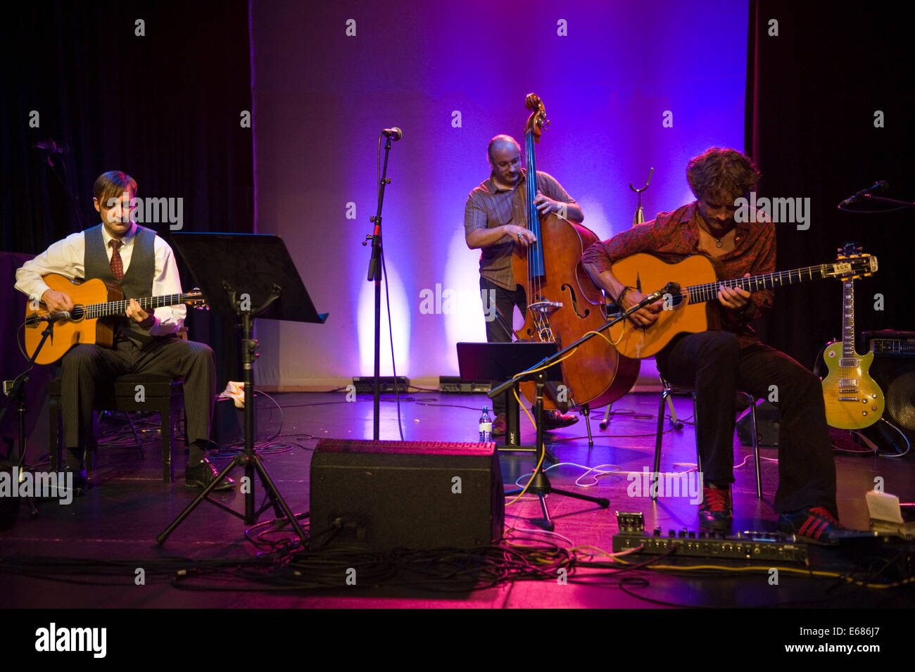 Musica dal vivo a remi Harris gypsy jazz band del progetto sul palco a Brecon Jazz Festival 2014 Foto Stock