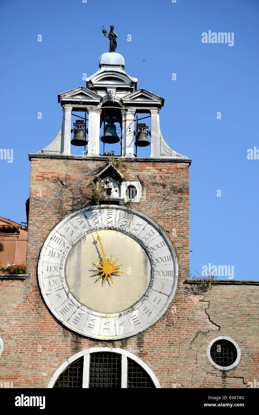 Italia Venezia San Polo chiesa di San Giacomo di Rialto xv secolo orologio tre campane Foto Stock