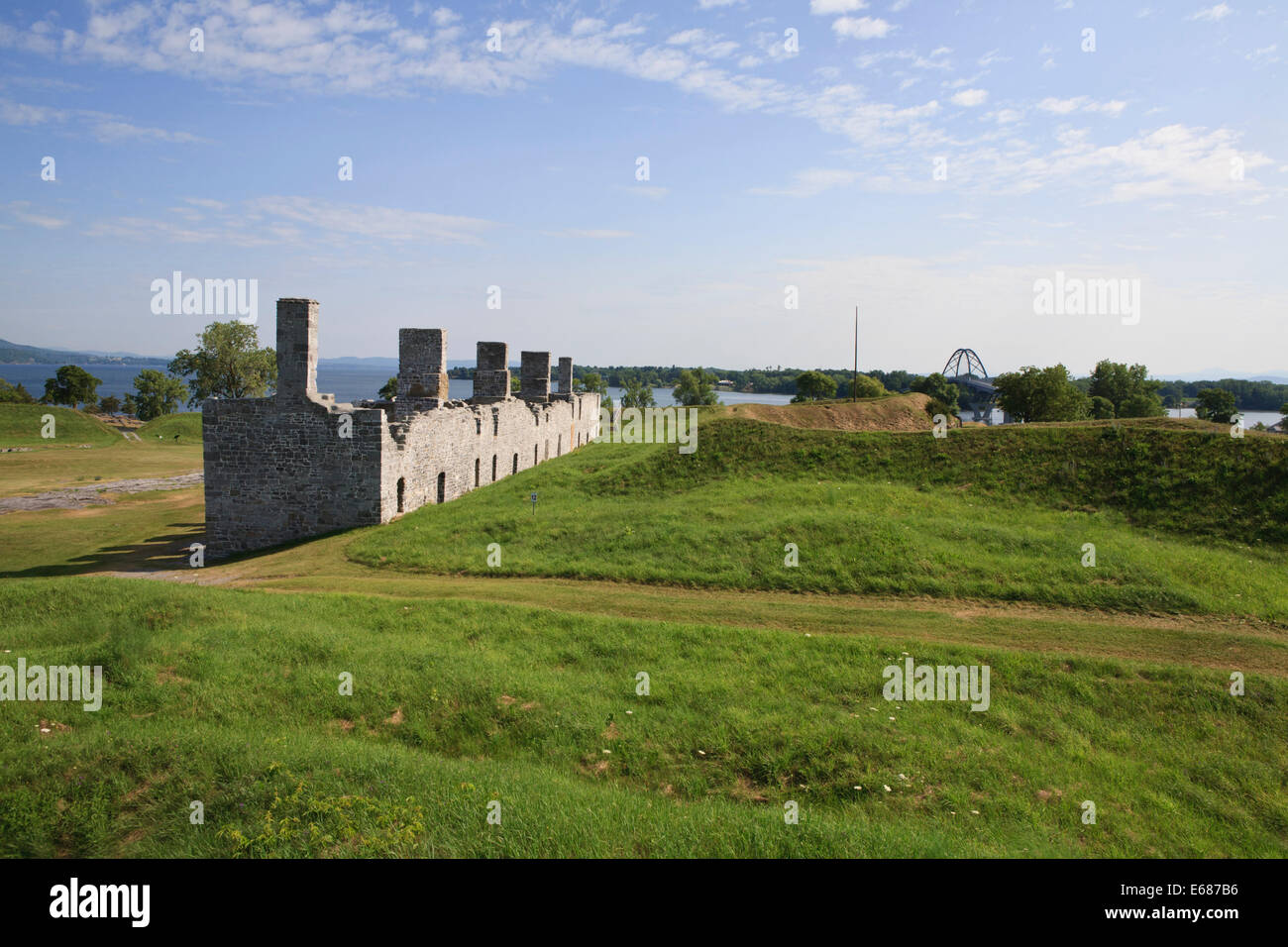 Resti di sterro a Fort Crown Point affacciato sul Lago Champlain, New York. Foto Stock