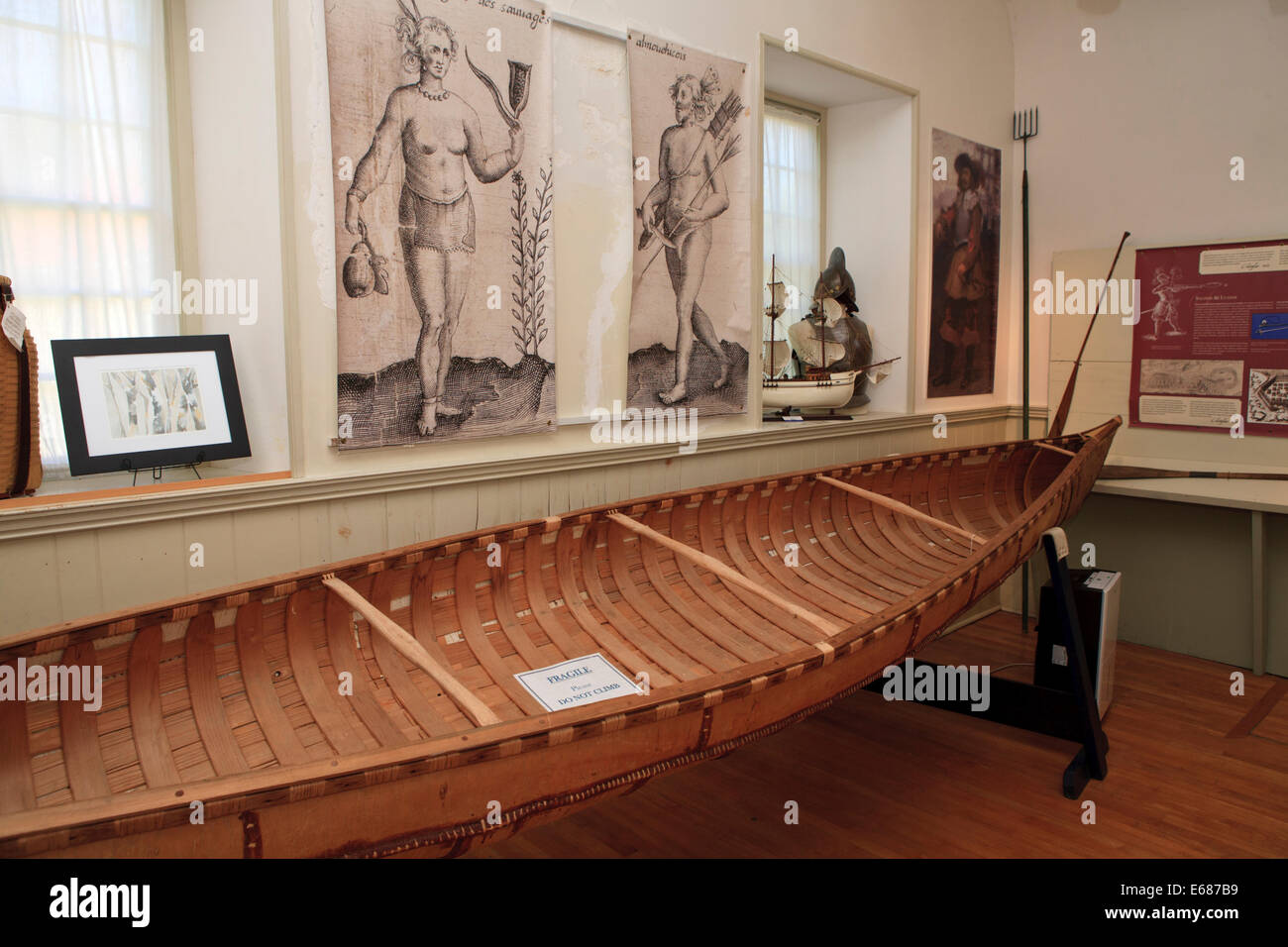 Corteccia di betulla canoa sul display in Lake Champlain Maritime Museum Foto Stock