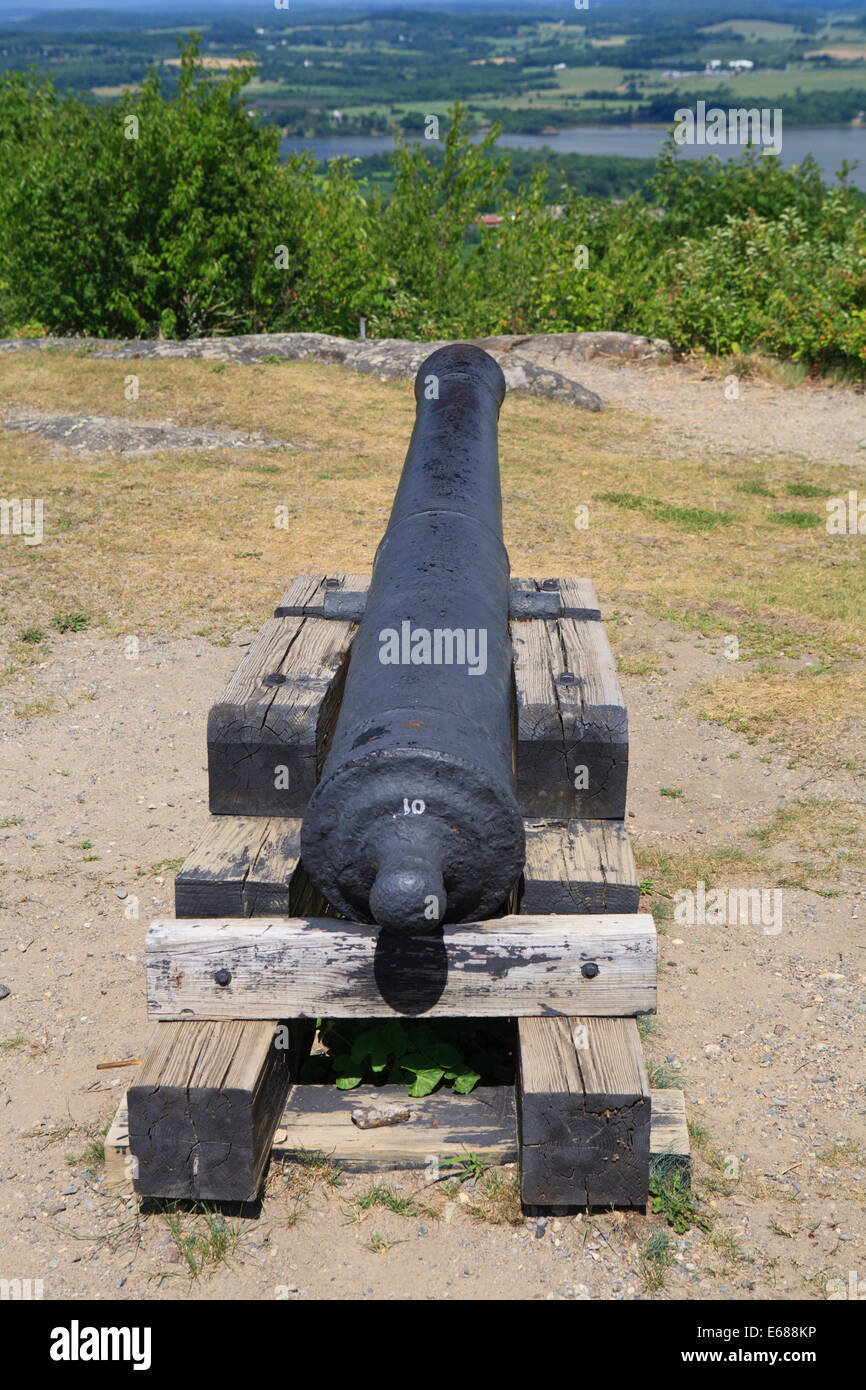 Il cannone si affaccia su Fort Ticonderoga e il lago Champlain (vista da Fort Defiance) Foto Stock