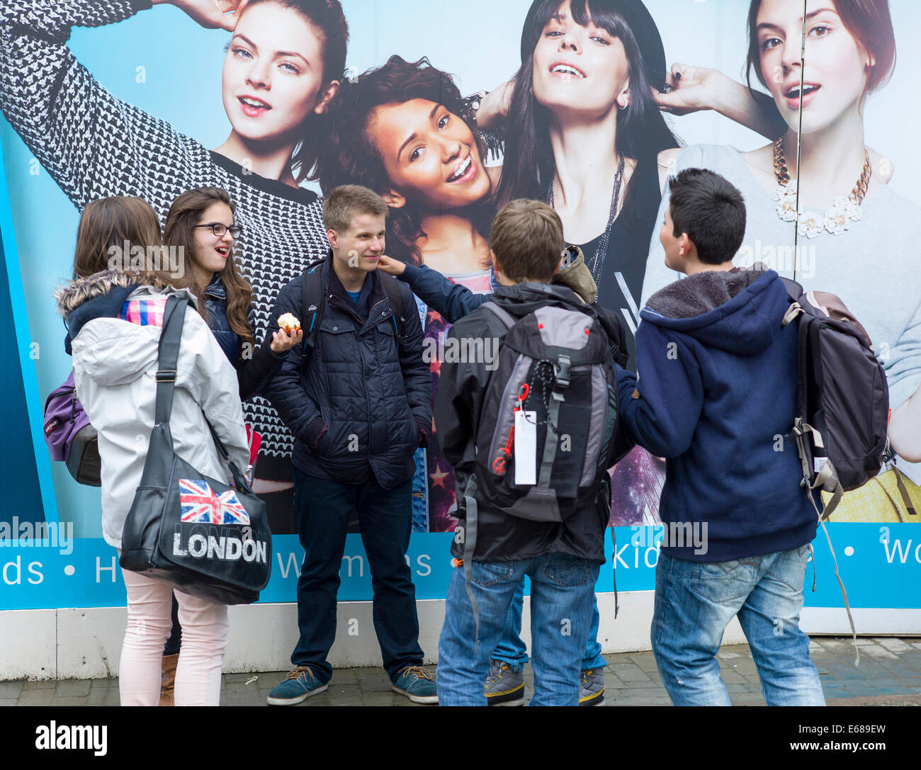 Gruppo di adolescenti saluto ogni altro scherzando e ridendo in Canterbury Foto Stock
