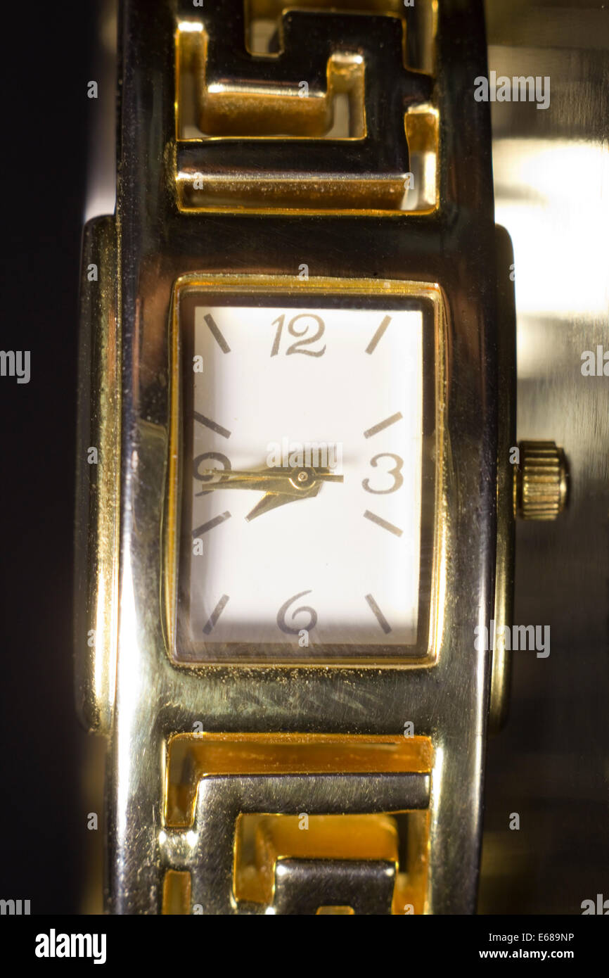Rechteckiges Zifferblatt einer goldenen Uhr orologio rettangolare faccia di un orologio d'oro Foto Stock