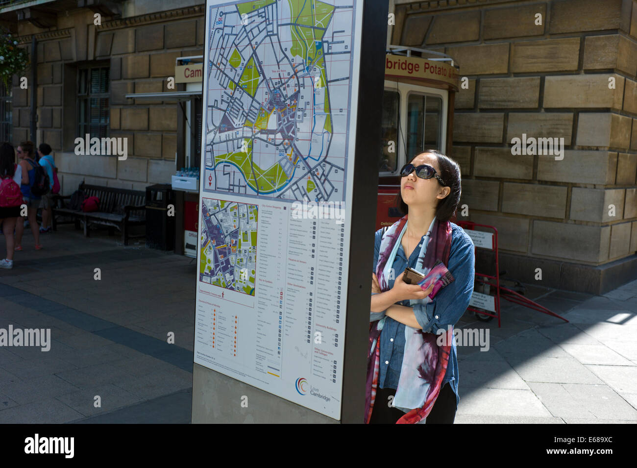 Cambridge, Inghilterra, Regno Unito. Assegni turistici fuori strada mappa di Cambridge. Agosto 2014 Foto Stock