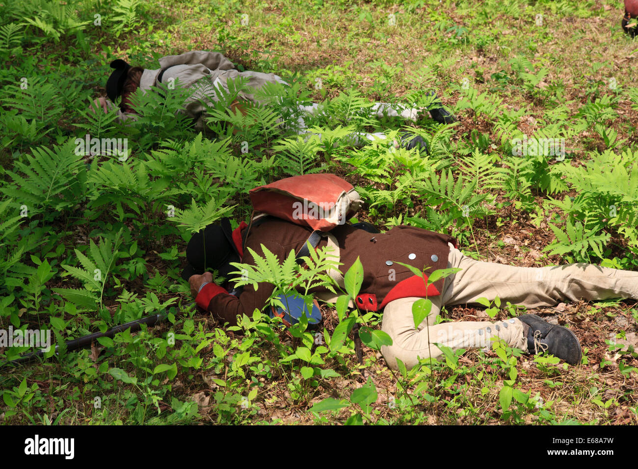 Guerra rivoluzionaria reenactors fingendo di essere morto dopo una battaglia. Foto Stock