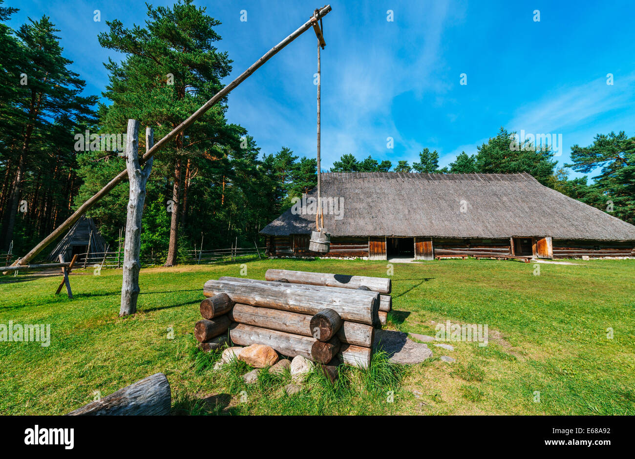 Capanna di legno tradizionale e ben Foto Stock