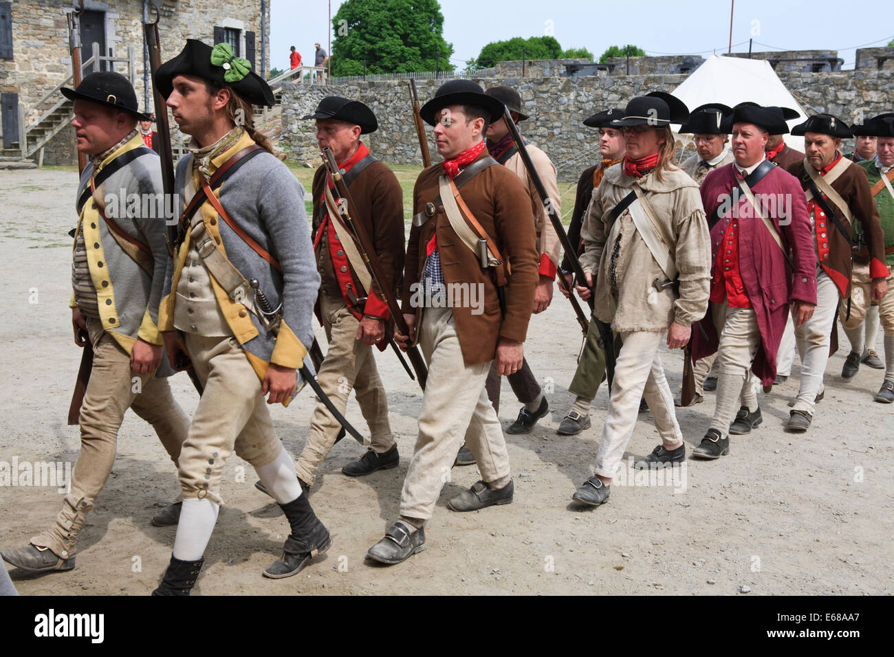 La guerra rivoluzionaria americana reenactors marching uscire in battaglia. Foto Stock