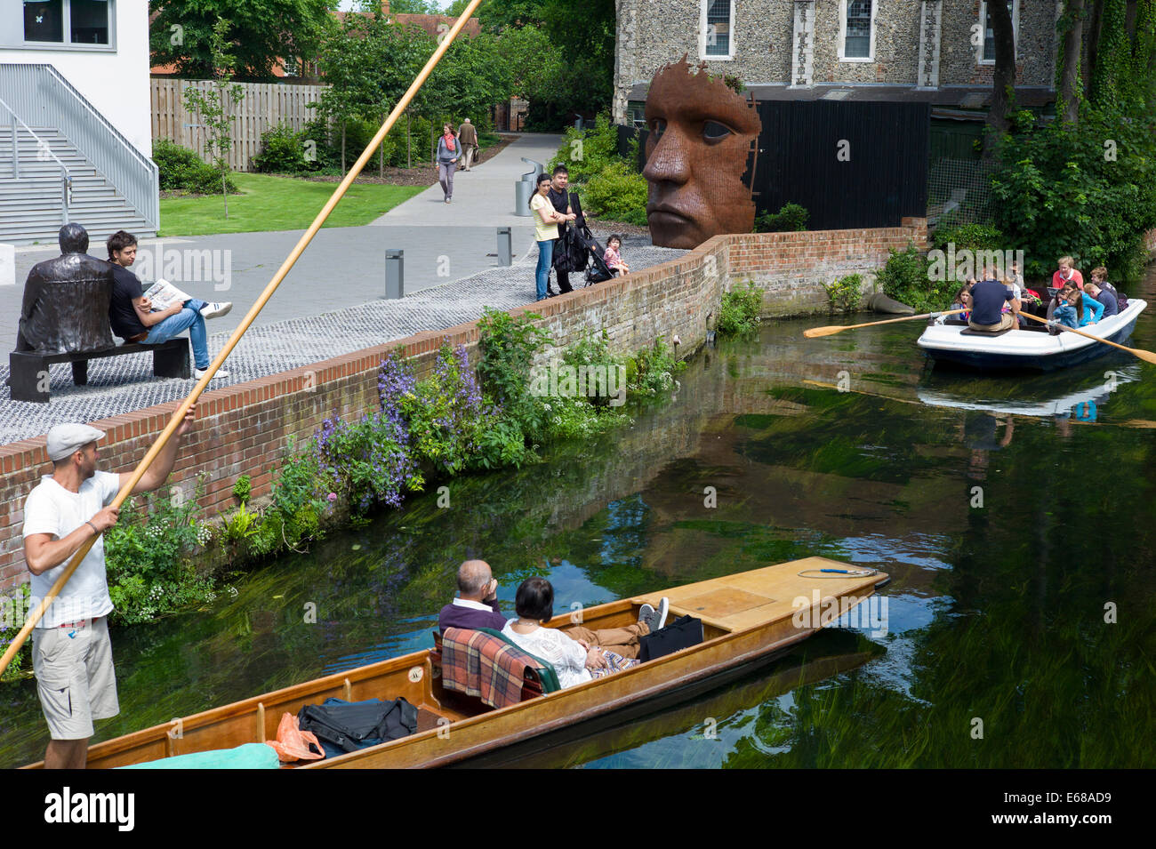 I turisti prendendo un viaggio lungo il fiume Stour passato il Marlowe Theartre e faccia scultura. Foto Stock