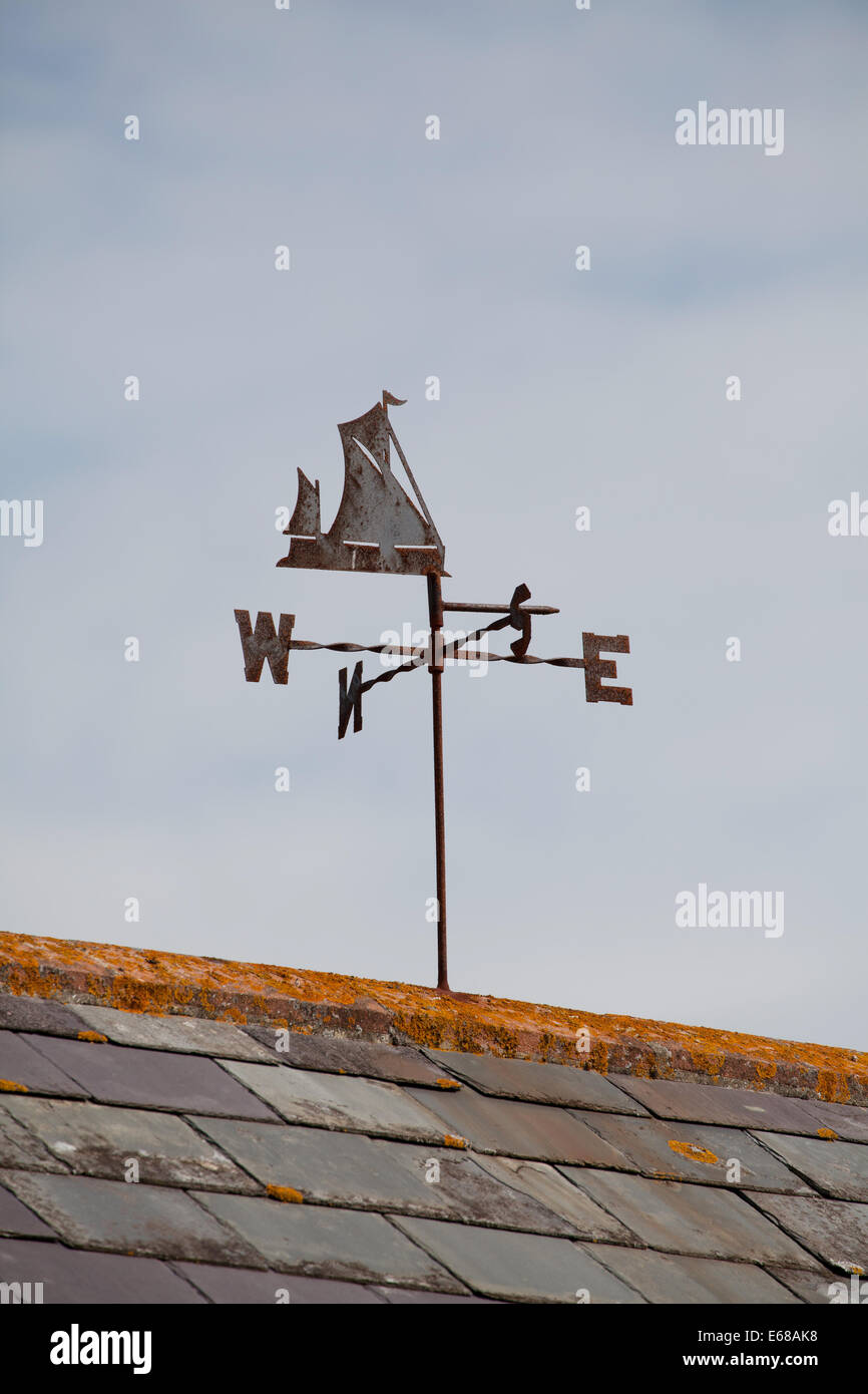 Banderuola al castello di Carisbrooke, Isle of Wight, Regno Unito nero con barca a vela Foto Stock