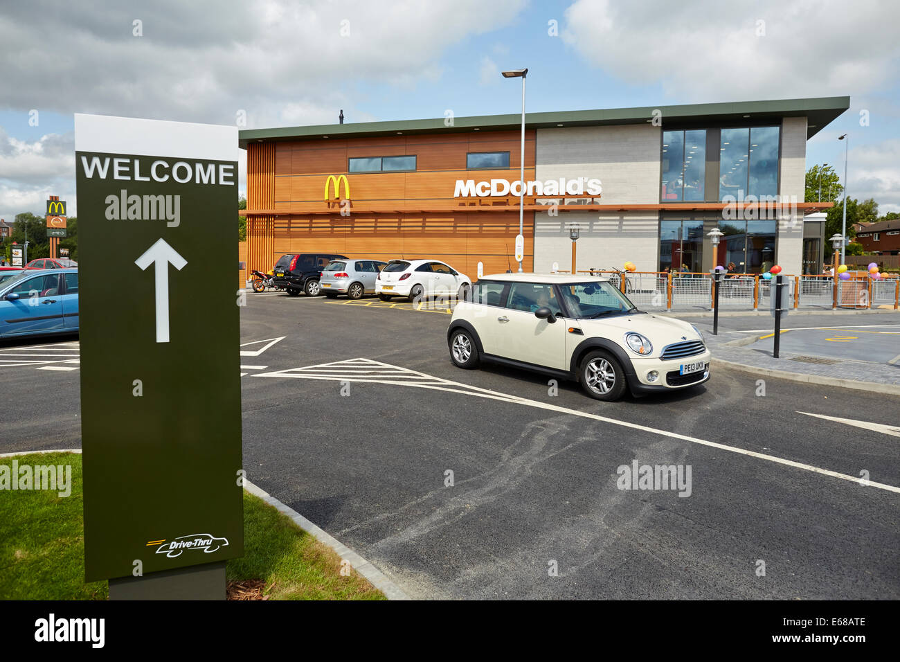 McDonald's aprire il loro nuovo drive through ristorante a Wigan. Nella foto la parte esterna del nuovo ristorante Foto Stock