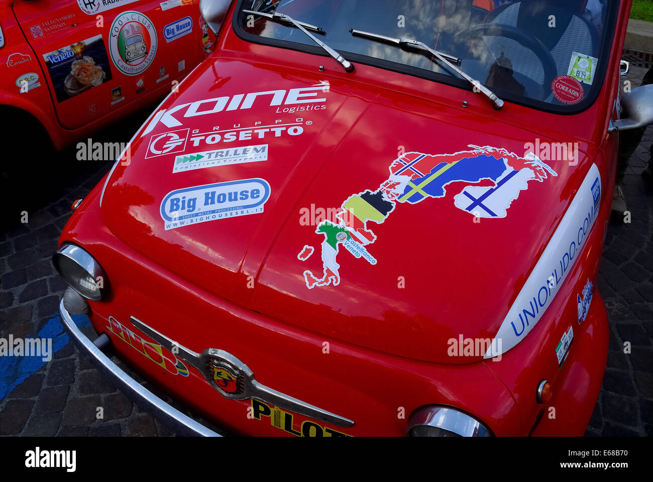 Castelfranco Veneto, Italia. Agosto 17, 2014. La spedizione dei sei vetture storiche Fiat 500 è tornato a Castelfranco Veneto dopo 17 giorni di viaggio. Il crewss erano lasciati per il Capo Nord il 1 agosto 2014. Essi hanno percorso 7998 km attraverso I, A, D, NL, DK, S, N, FIN. Credito: Ferdinando Piezzi/Alamy Live News Foto Stock