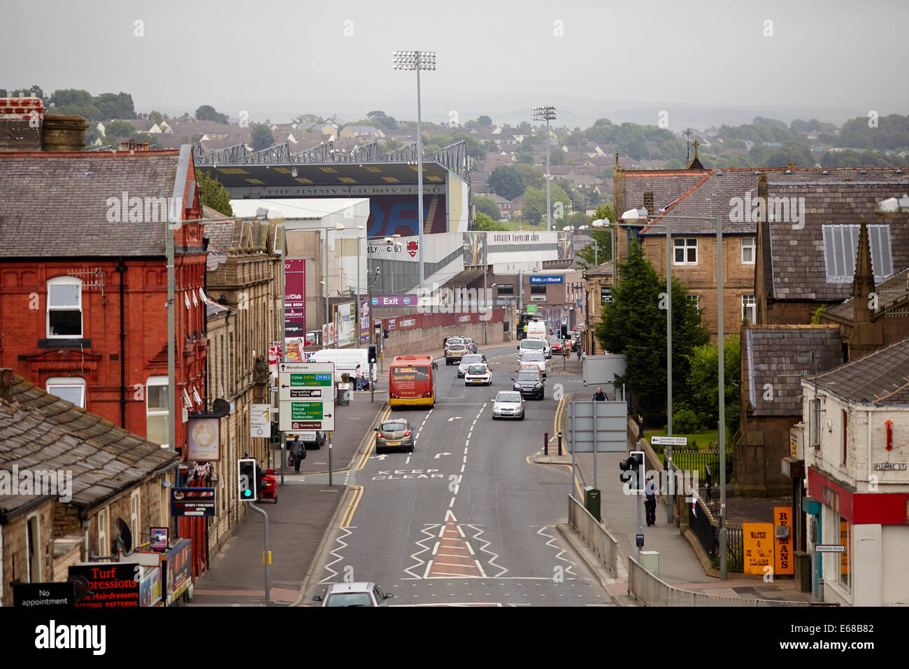 Vista di Turf Moor stadium , home a Burnley FC da Leeds Liverpool canal. Foto Stock