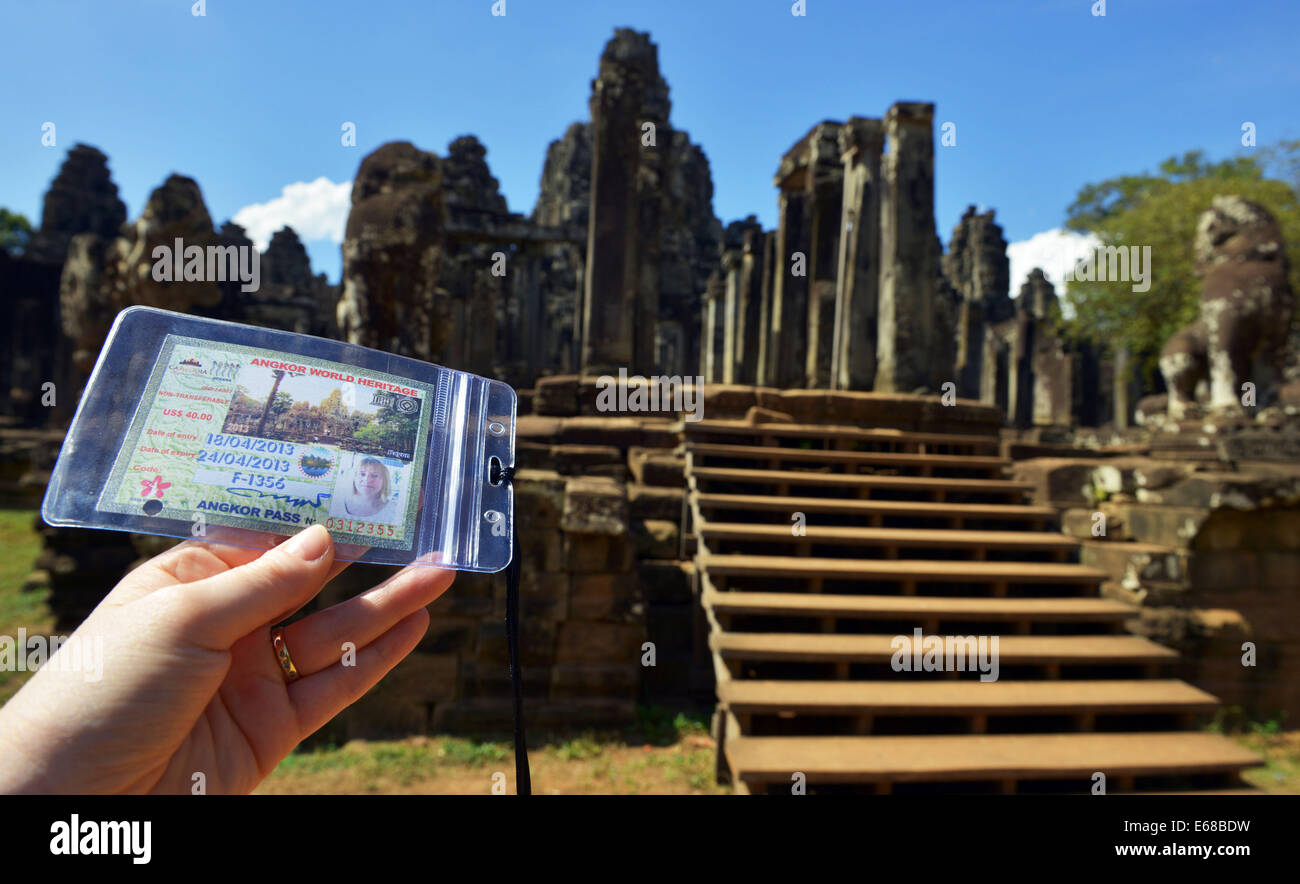 Tempio del turismo di passare a Angkor Thom parte del tempio di Angkor Wat complesso Siem Reap, Cambogia Foto Stock