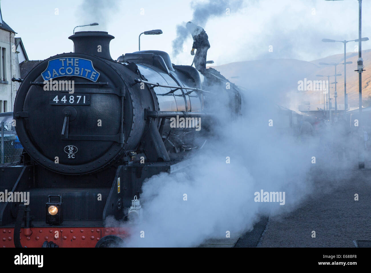 LMS Stanier Class 5 4-6-0 n. 44871 il giacobita in Fort William Station Foto Stock