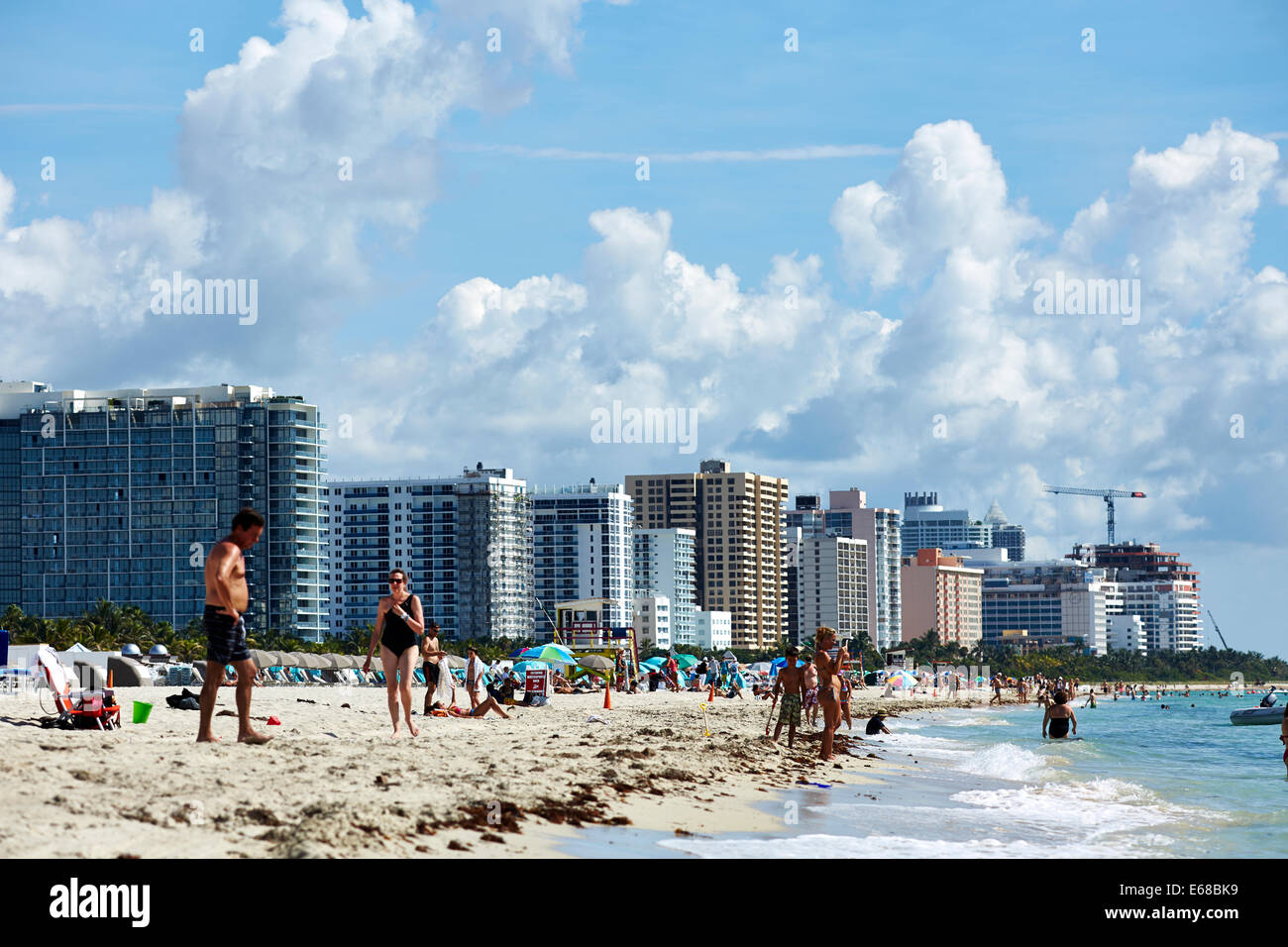 South Beach su Ocean Drive e a Miami in Florida USA nuova e moderna di costruire gli sviluppi hotel i mirroring sono influenze deco prominente Foto Stock