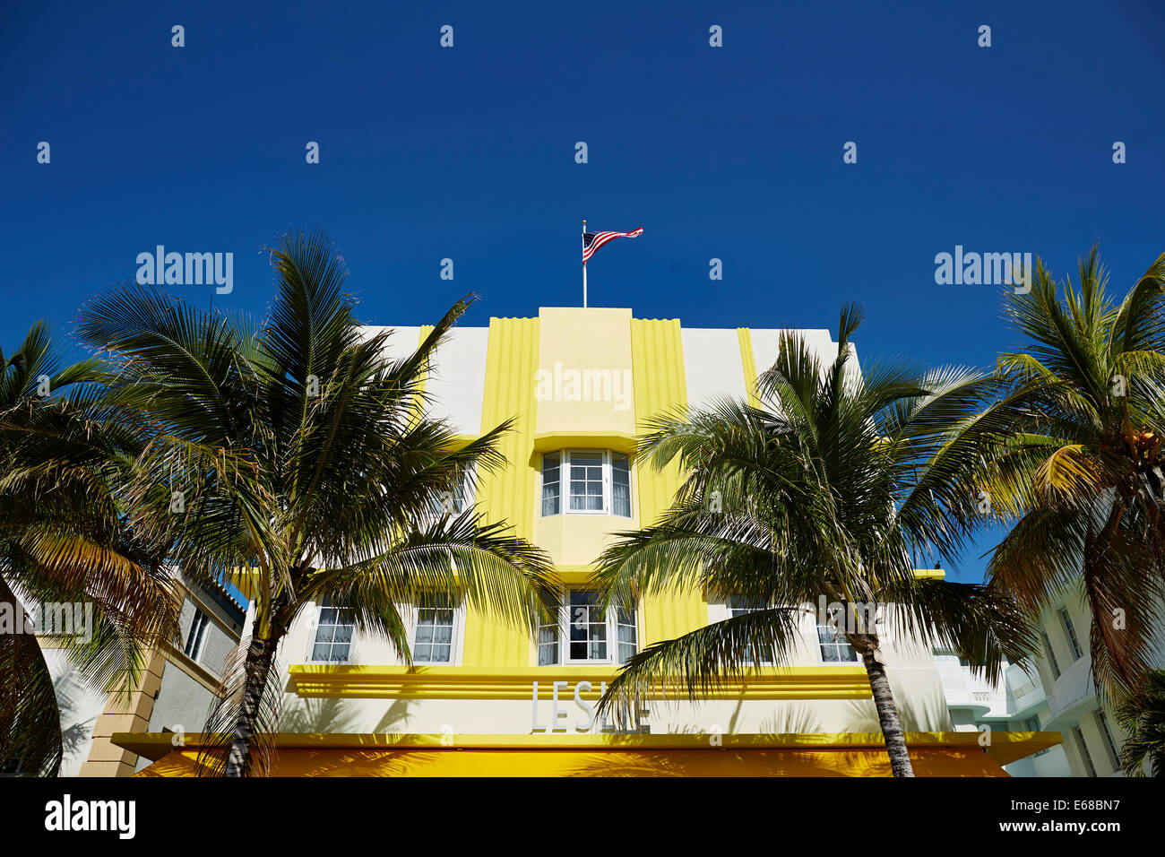 Ocean Drive e South Beach Miami in Florida USA, Leslie giallo di un ristorante in stile art déco e hotel battenti bandiera Foto Stock