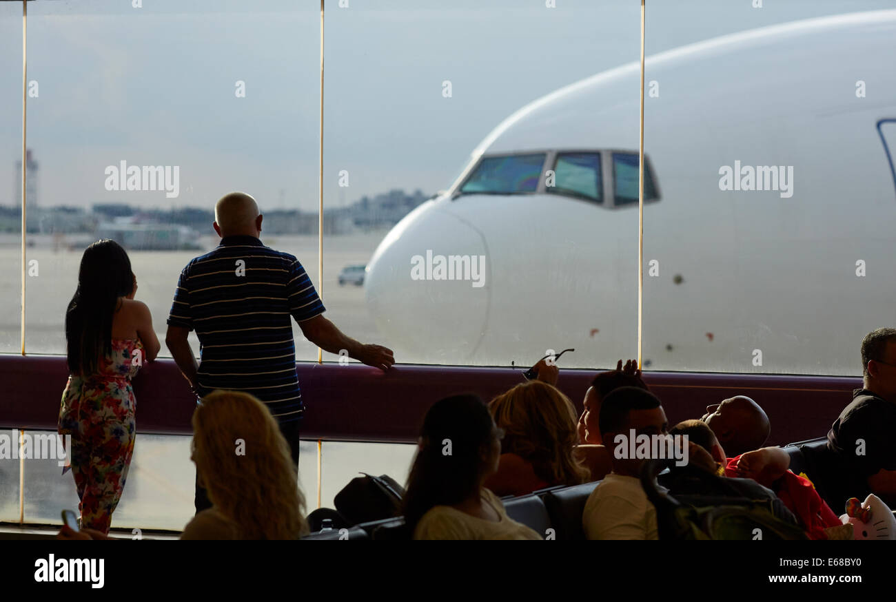 Aeroporto Internazionale di Miami MIA Miami-Dade County, Florida, negli USA FOTO DI PASSEGGERI guardando Transaero Airlines Beoing 777 Foto Stock