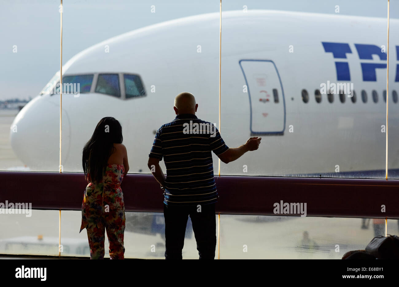 Aeroporto Internazionale di Miami MIA Miami-Dade County, Florida, negli USA FOTO DI PASSEGGERI guardando Transaero Airlines Beoing 777 Foto Stock