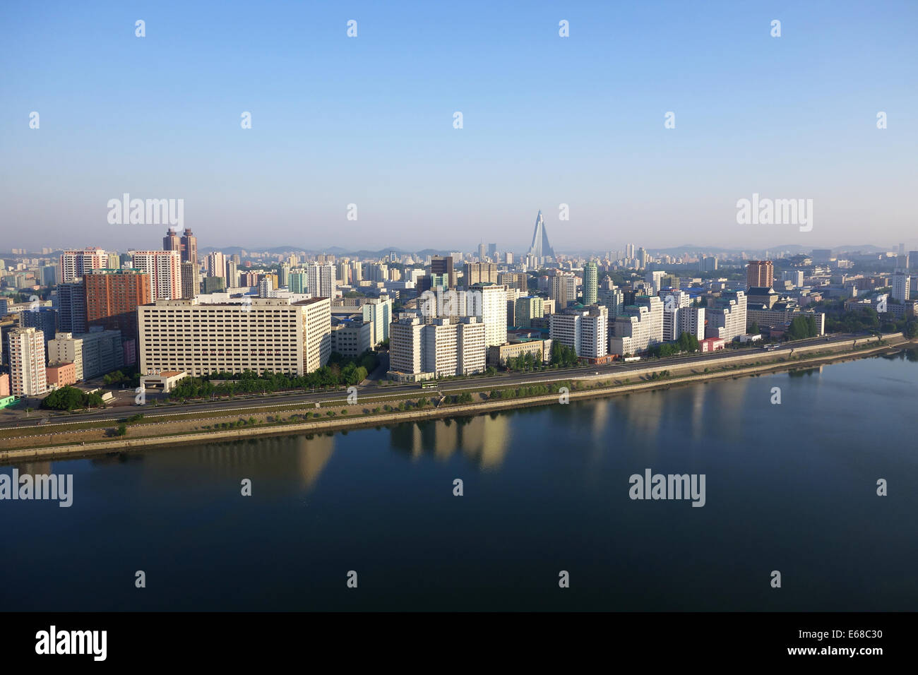 Pyongyang, Corea del Nord, Taedong River e la città di Pyongyang, Corea del Nord Foto Stock