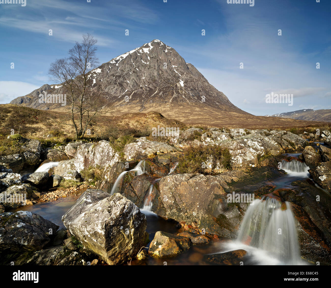 La molla di Glencoe, la visualizzazione classica di Buachaille Etive Mor Foto Stock