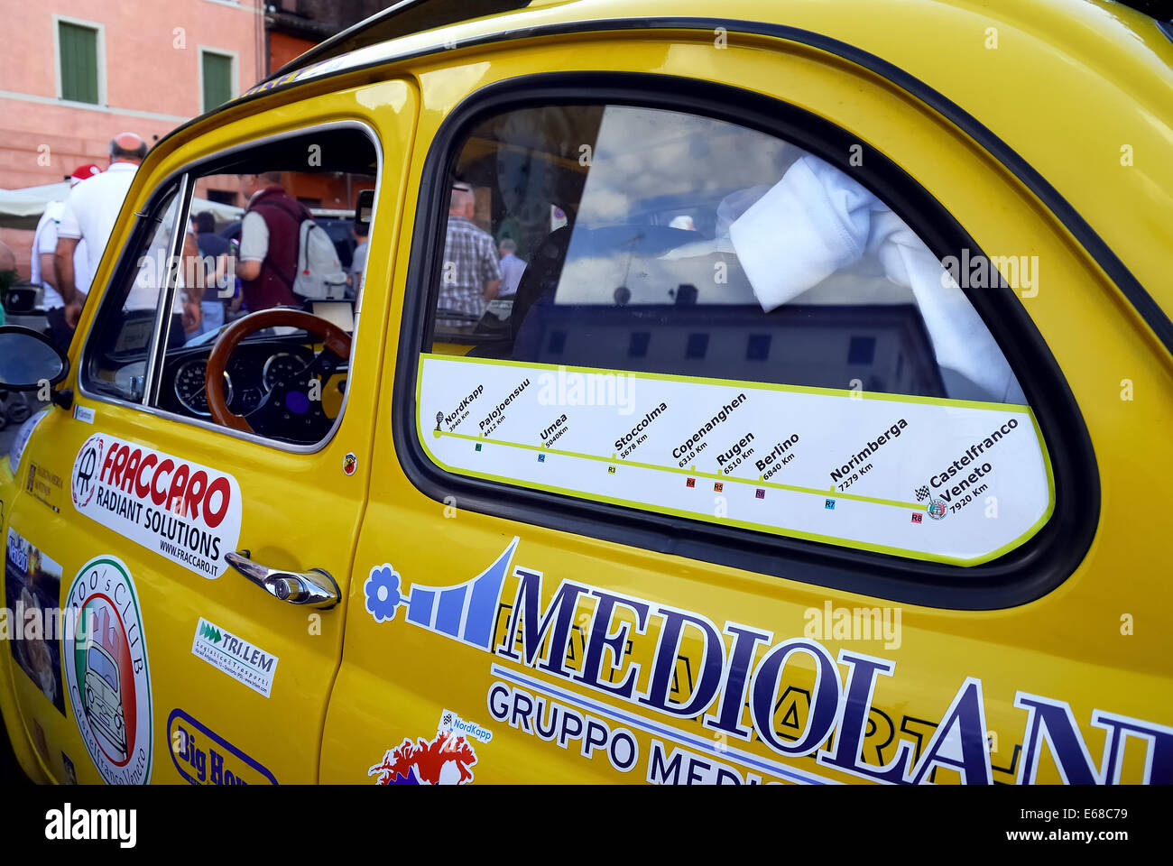 Castelfranco Veneto, Italia. Agosto 17, 2014. La spedizione dei sei vetture storiche Fiat 500 è tornato a Castelfranco Veneto dopo 17 giorni di viaggio. Il crewss erano lasciati per il Capo Nord il 1 agosto 2014. Essi hanno percorso 7998 km attraverso I, A, D, NL, DK, S, N, FIN. Credito: Ferdinando Piezzi/Alamy Live News Foto Stock