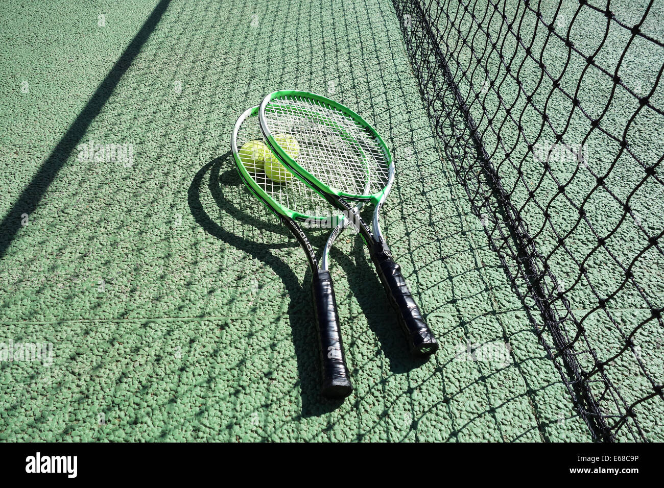 Campo da tennis, racchette e palline da tennis su un campo da tennis che mostra net. Campo da tennis Foto Stock