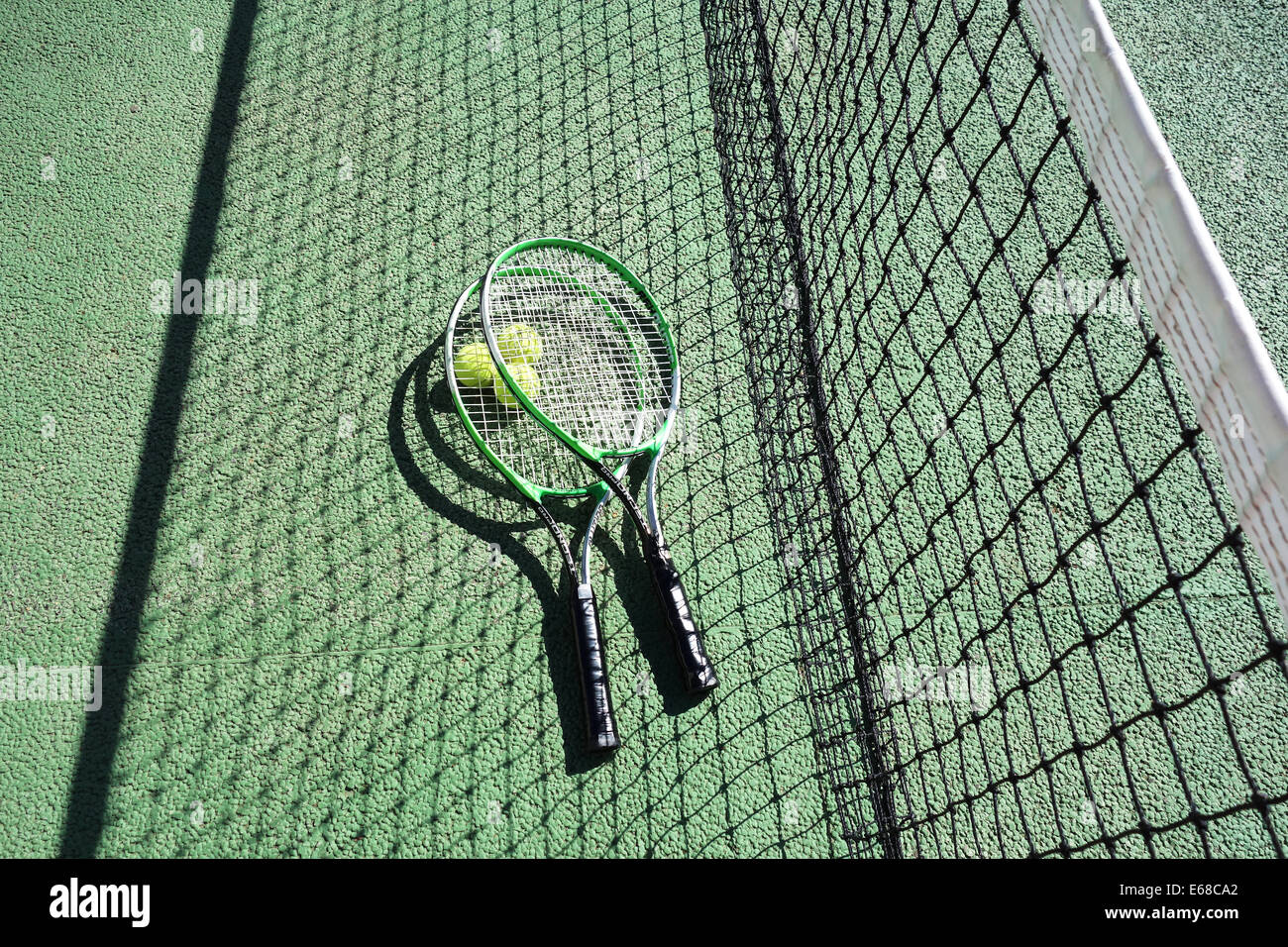 Campo da tennis, racchette e palline da tennis su un campo da tennis che mostra net. Campo da tennis Foto Stock