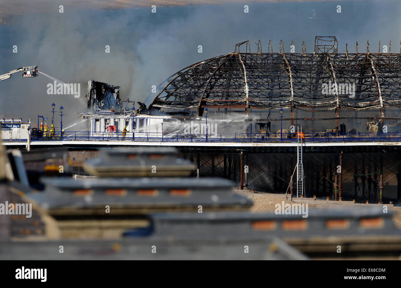 Eastbourne Pier sul fuoco, Blaze ha iniziato in arcade nella parte anteriore e viene trattata come sospetta. Foto Stock