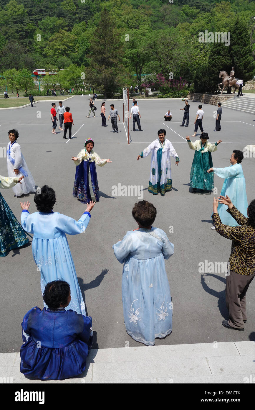 La Corea del Nord, onorevoli dancing in nord coreano leisure park in Corea del Nord Foto Stock
