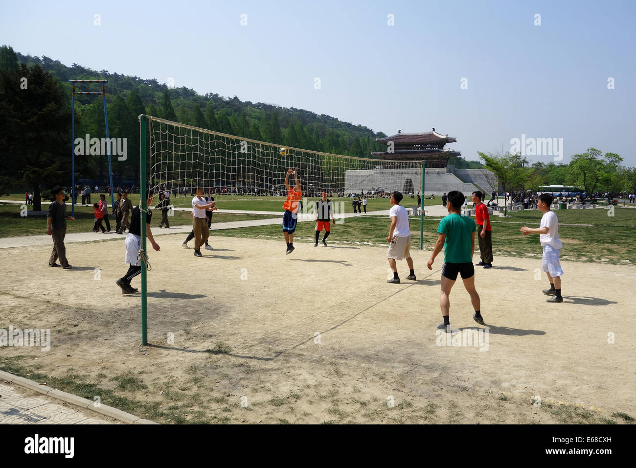 La Corea del Nord, uomini giocando a pallavolo in nord coreano leisure park in Corea del Nord Foto Stock