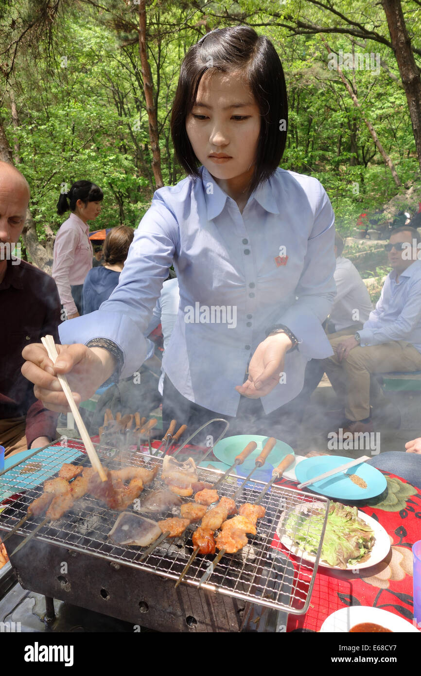 La Corea del Nord, donna barbecue nel nord coreano leisure park in Corea del Nord Foto Stock