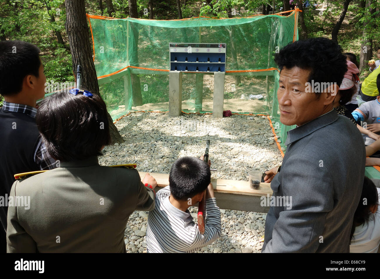 La Corea del Nord, i bambini giocano a tiro a segno alla fiera in nord coreano leisure park in Corea del Nord Foto Stock