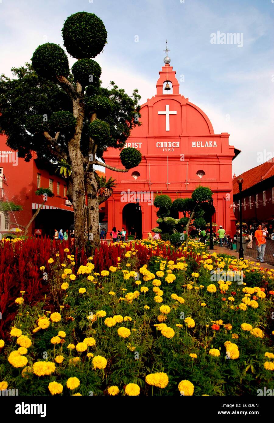 Malacca, MALAYSIA: vista attraverso un letto di africani e Le calendule Celosias rosso per la storica 1753 olandese la Chiesa di Cristo Melaka Foto Stock