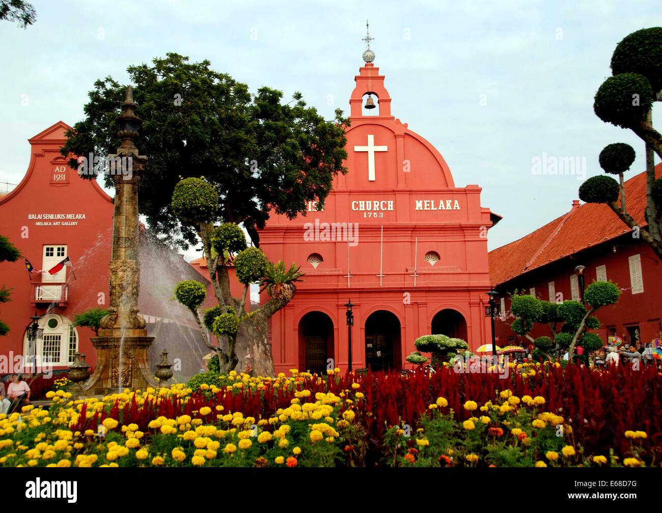 Malacca, MALAYSIA: Giardini, topiaria da alberi, 1904 Queen Victoria Fontana e 1753 olandese la Chiesa di Cristo Melaka Foto Stock