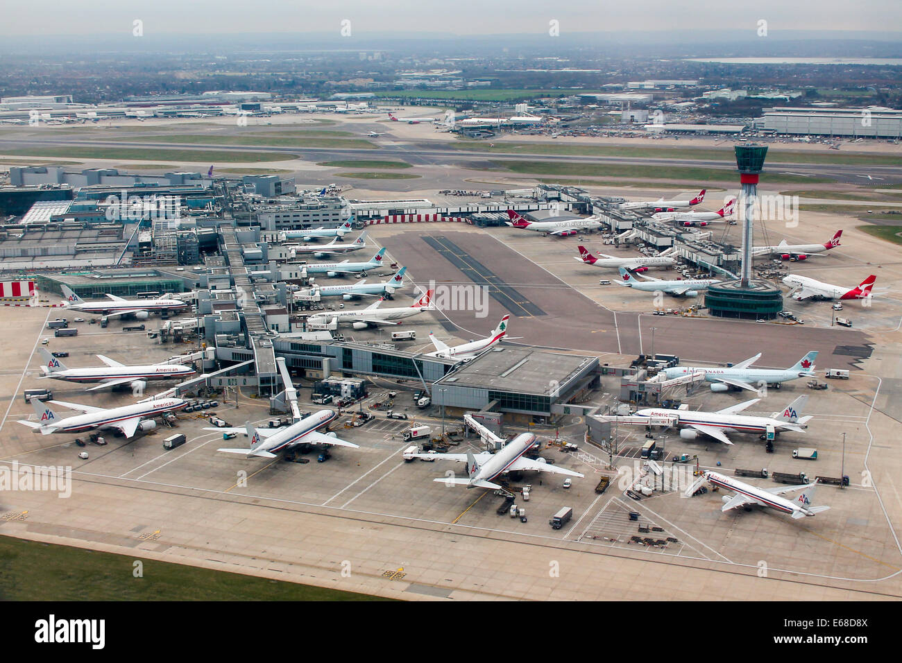 Affacciato su Londra Heathrow dopo la partenza dalla pista 27R Foto Stock