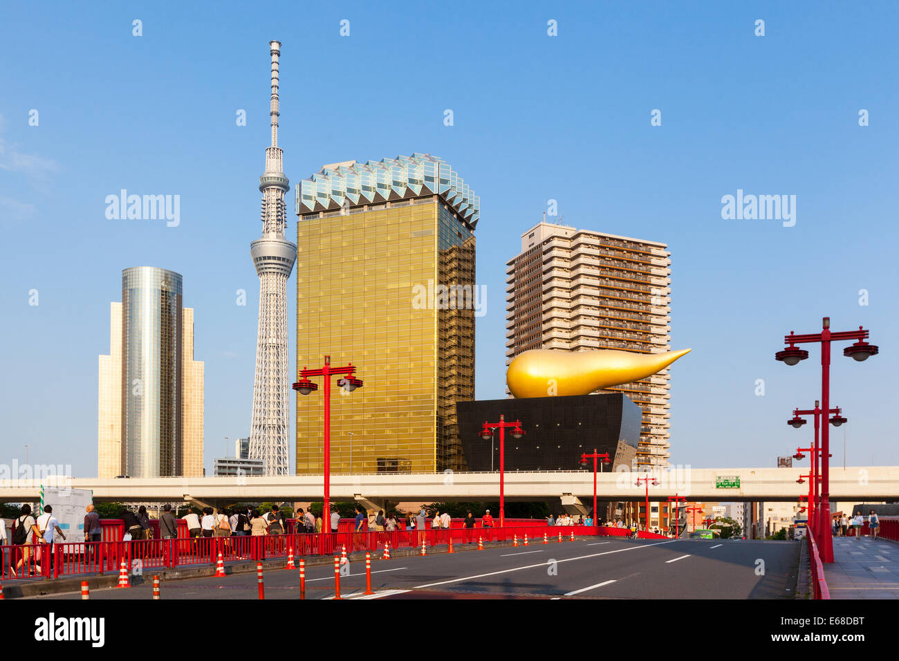 Skyline di Sumida Ward vista dal ponte di Azuma in Tokyo. Visualizza le caratteristiche del Tokyo Skytree e Birreria Asahi Headquarters. Foto Stock