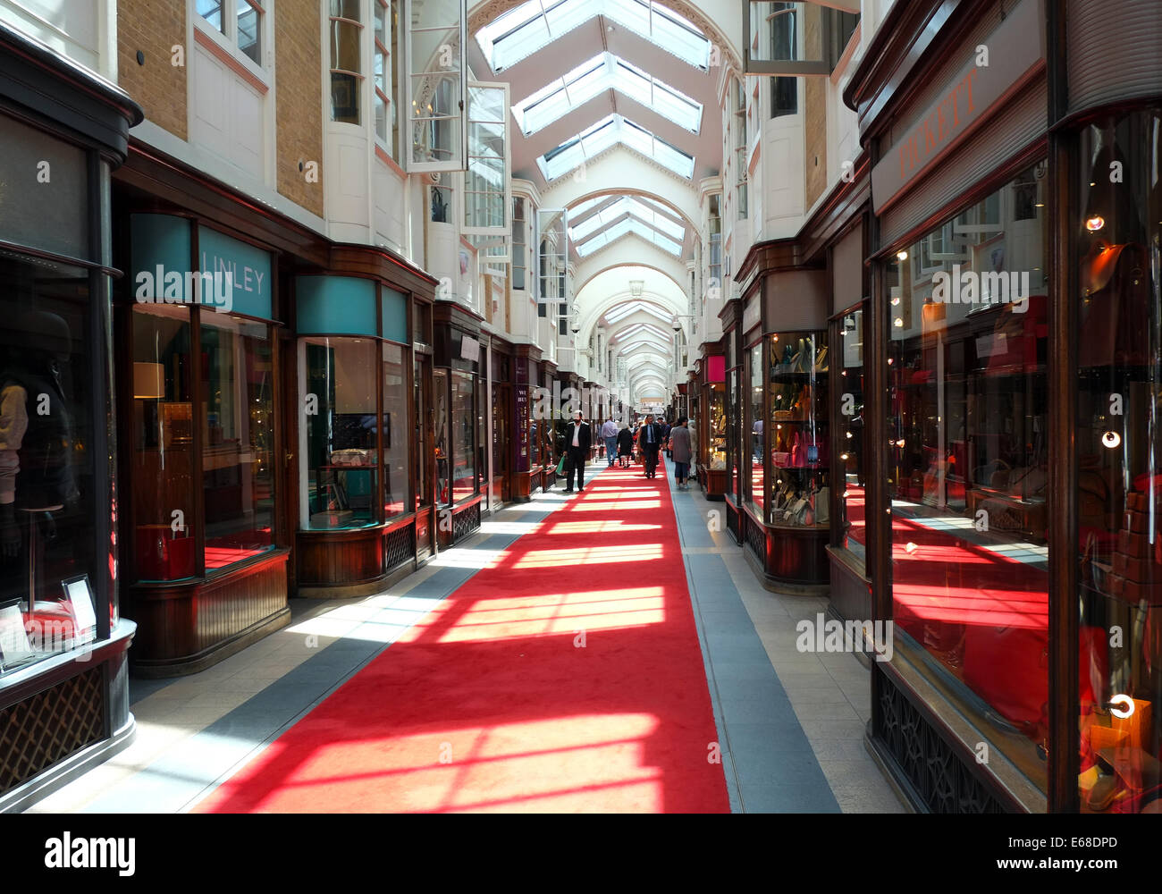 Il Burlington Arcade e una galleria per lo shopping vicino a Piccadilly, Londra, Regno Unito Foto Stock
