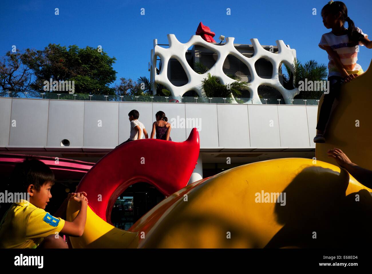 I bambini giocando in uno dei più grandi centri commerciali di Singapore (Vivo città) Foto Stock