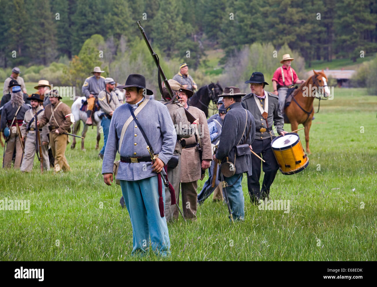 Una guerra civile rievocazione storica tra nord e sud del soldato detenute nel fiume Metolius area dei monti Cascade del centro di Oregon. Foto Stock