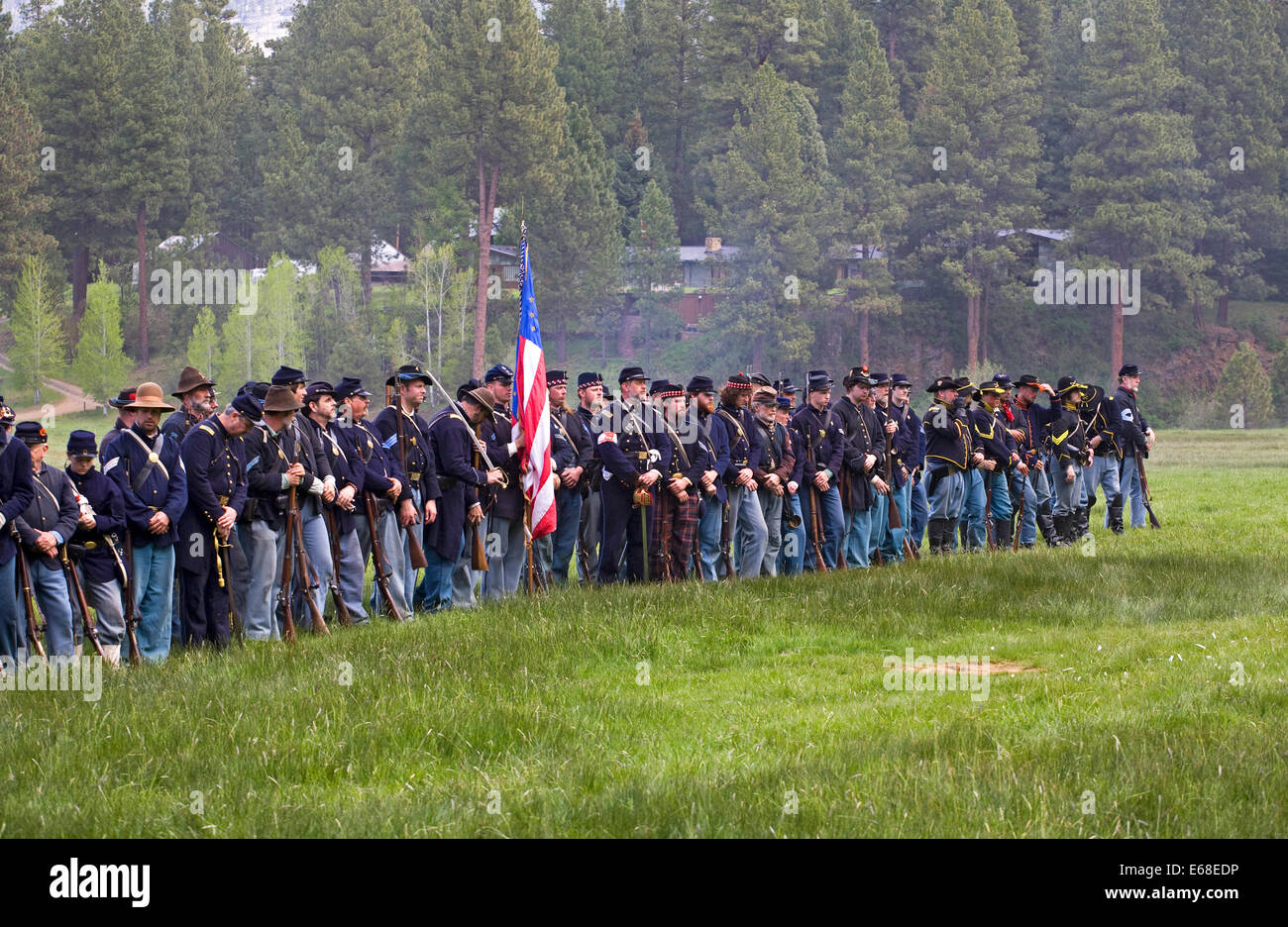 Una guerra civile rievocazione storica tra nord e sud del soldato detenute nel fiume Metolius area dei monti Cascade del centro di Oregon. Foto Stock