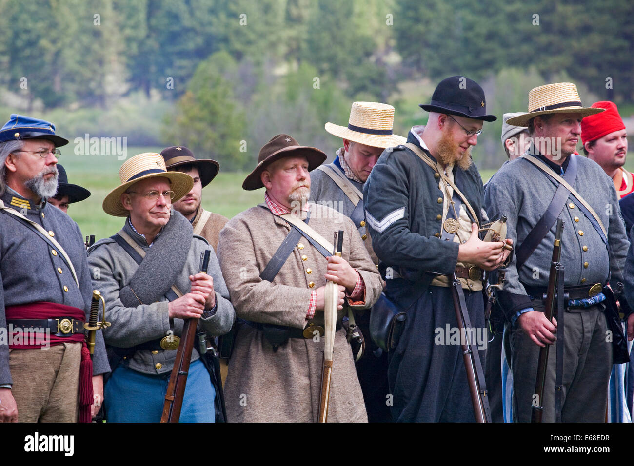 Una guerra civile rievocazione storica tra nord e sud del soldato detenute nel fiume Metolius area dei monti Cascade del centro di Oregon. Foto Stock