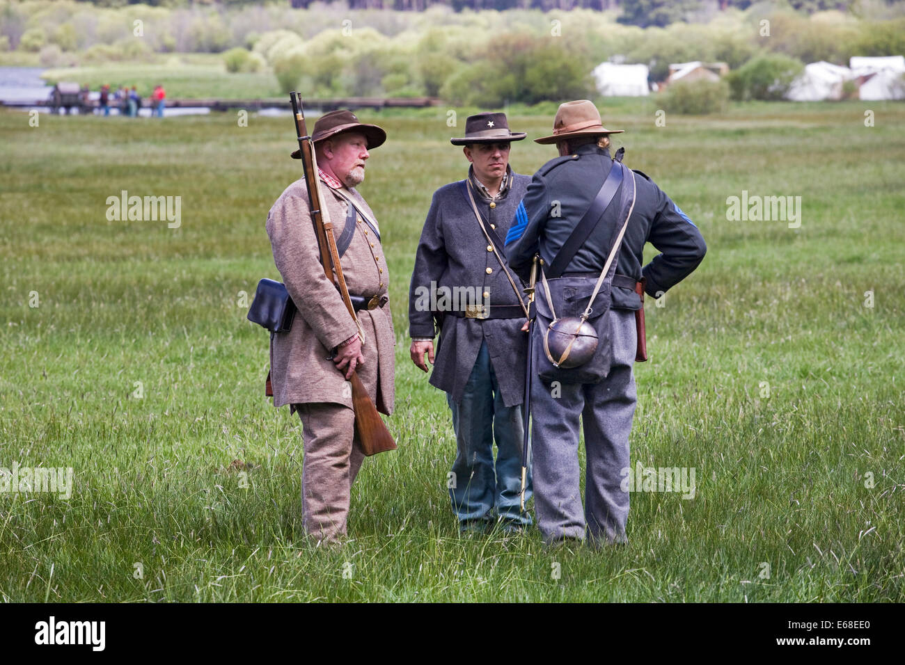 Una guerra civile rievocazione storica tra nord e sud del soldato detenute nel fiume Metolius area dei monti Cascade del centro di Oregon. Foto Stock