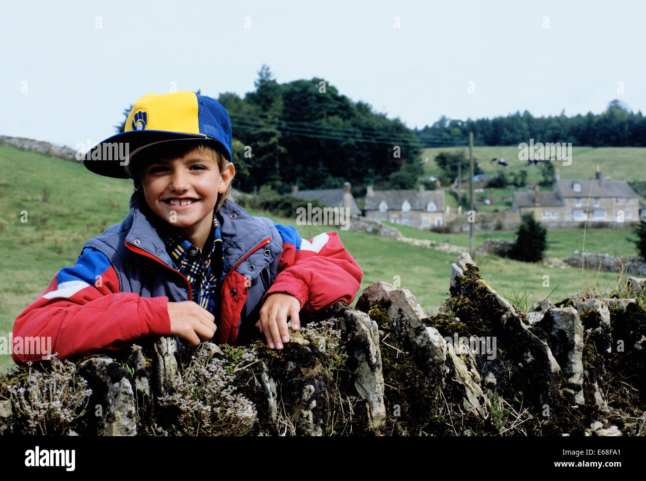 Città giovane ragazzo che guarda sulla parete del paese Foto Stock