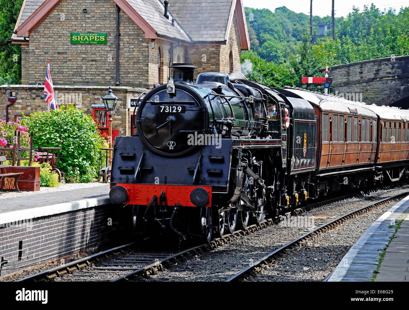 Locomotiva a vapore British Rail Standard Classe 5 4-6-0 numero 73129 in British Rail Black alla stazione ferroviaria, Arley, UK. Foto Stock