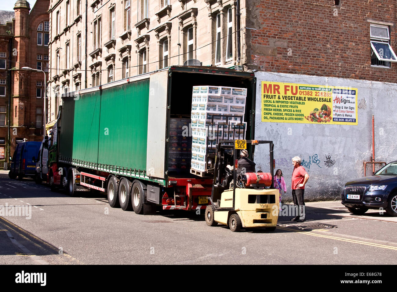 Un autoarticolato erogazione di cibi esotici al signor Fu grossisti orientali a 57 Gellatly Street a Dundee, Regno Unito Foto Stock