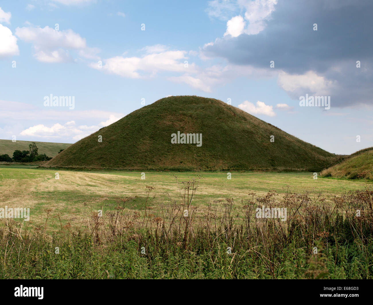Silbury Hill, il più grande man-made mound in Europa, nei pressi di Avebury, Wiltshire, Regno Unito Foto Stock